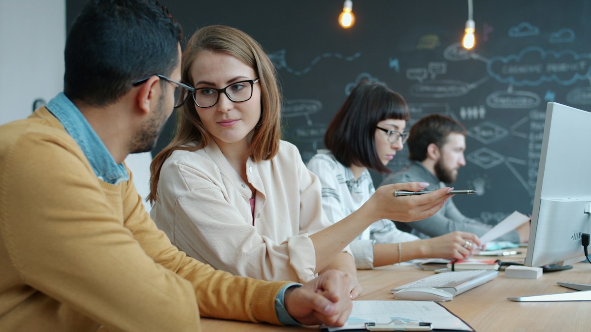 Consultanți Contimar analizând configurarea unei implementări WinMENTOR, la birou